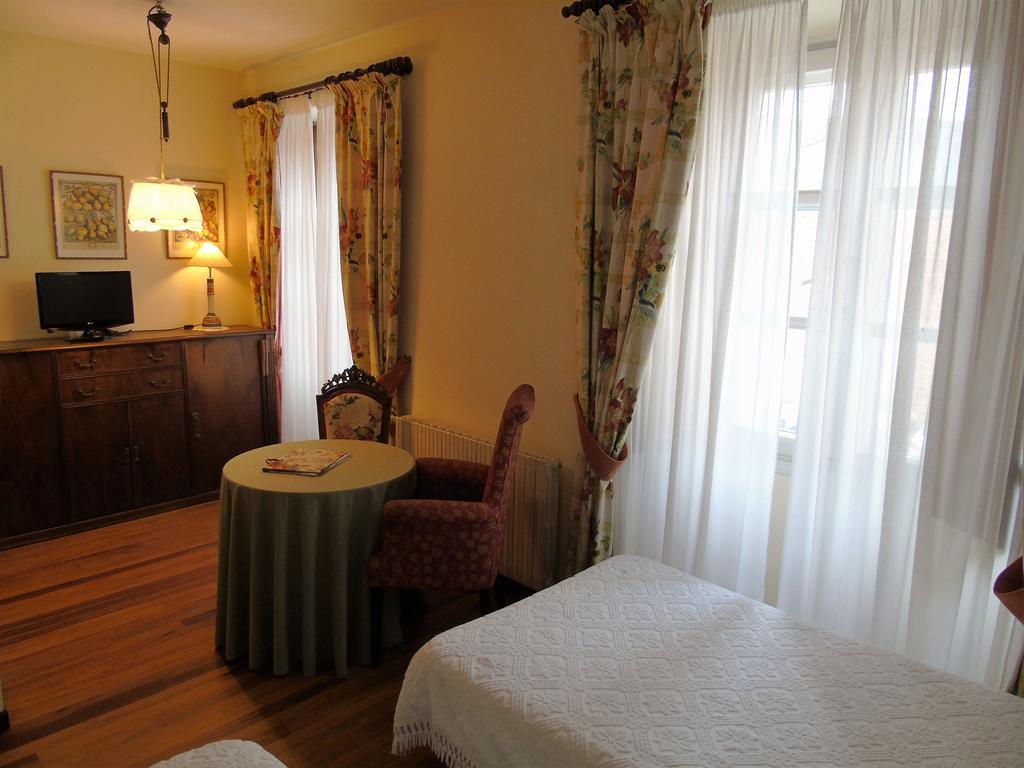 Casa Grande De Trives Bed & Breakfast Puebla de Trives Oda fotoğraf